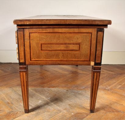 Bureau plat en placage d'acajou marqueté...