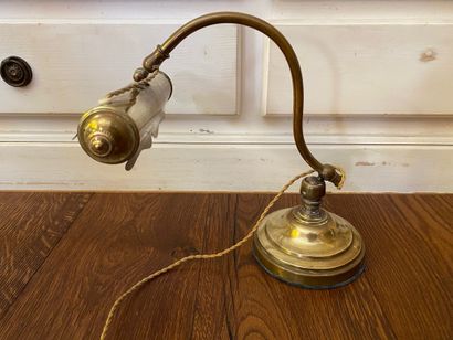 Lampe de bureau en laiton

H : 28 cm.