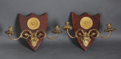 *Paire d'appliques de forme écusson en placage...