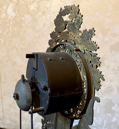 *Pendule squelette en bronze, fronton ornée...