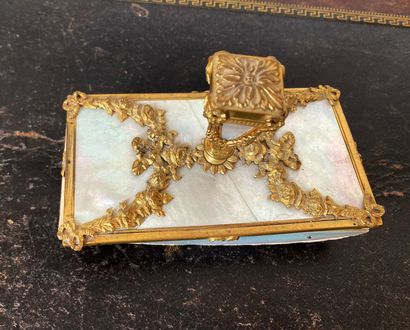 Presse-papier en bronze et plaques de nacre

H...