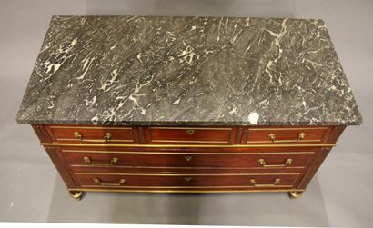 Commode en placage d'acajou à cinq tiroirs...