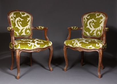 Paire de fauteuils cabriolets en bois naturel...