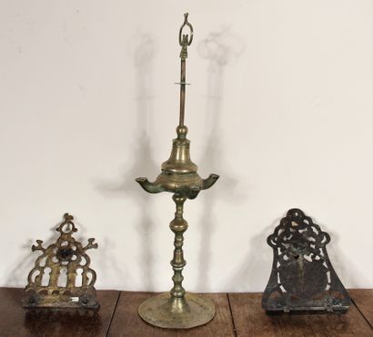 Deux hanoukia et une lampe à huile en bronze

H...