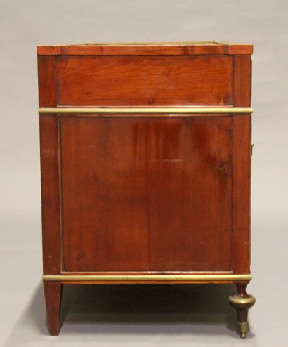 Commode en placage d'acajou à cinq tiroirs...