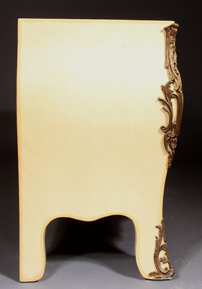 *Commode galbée en bois laqué crème à quatre...