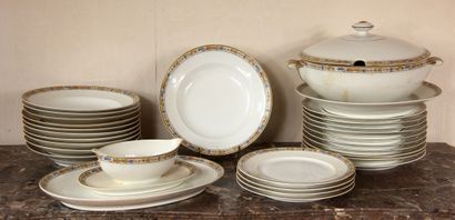 Partie de service de table en porcelaine...