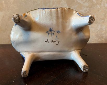 *Boîte en faïence polychrome en forme de...