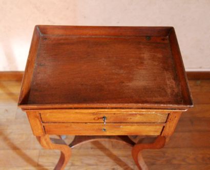 Lot :

- Banquette en bois naturel, H : 82...