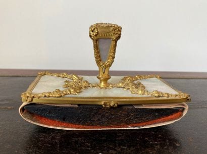 Presse-papier en bronze et plaques de nacre

H...