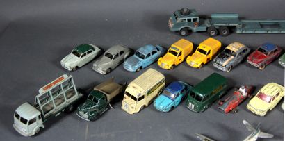 DINKY TOYS et autres

33 véhicules 1/43ème...
