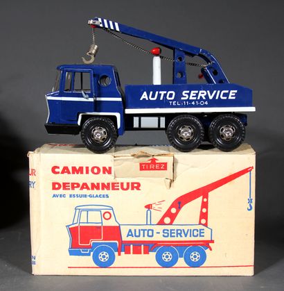 Lot comprenant :

- quatre hors bords en...