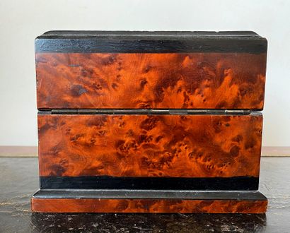 Boite à parfum en placage de ronce et bois...