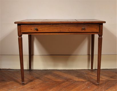 Table bureau en noyer à un tiroir en ceinture,...