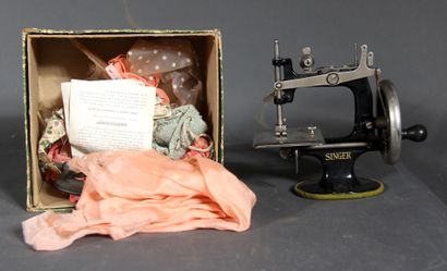 Lot :

- une poupée Barbie avec sa boîte

-...