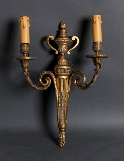 Paire d'appliques en bronze à deux lumières...