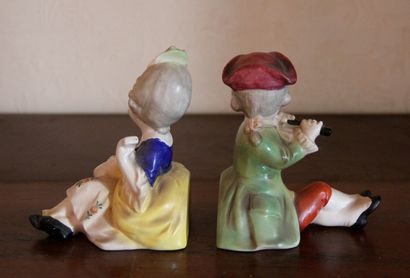 Paire de serres-livres en porcelaine polychrome...