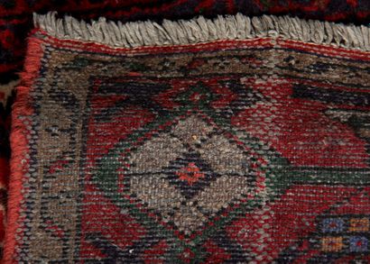 Tapis en laine polychrome à décor d'un médaillon...