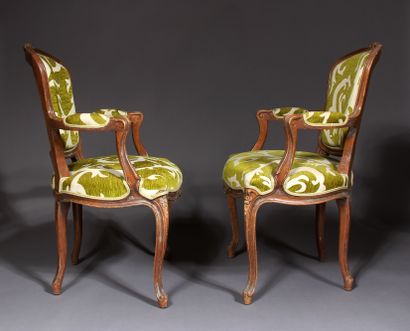 Paire de fauteuils cabriolets en bois naturel...