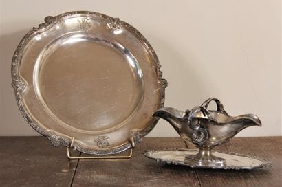 CAILAR BAYARD

Saucière et plat rond en métal...