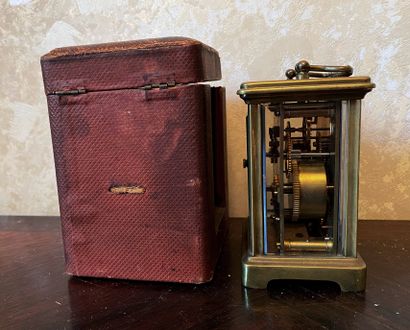 *Pendulette d'officier en laiton et son coffret...