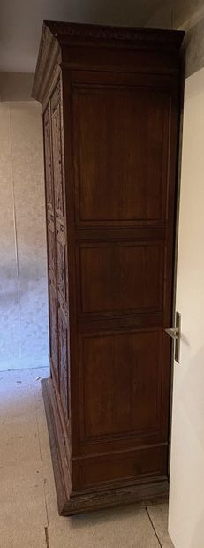 *Armoire en bois naturel sculptée de fleurs

H...