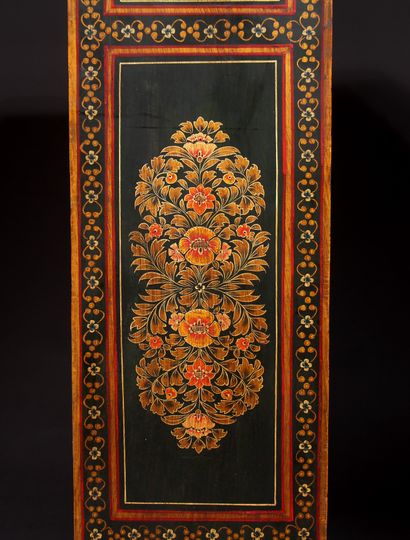 Meuble à hauteur d'appui en bois polychrome...
