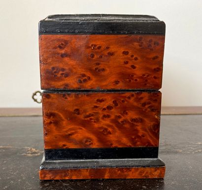 Boite à parfum en placage de ronce et bois...