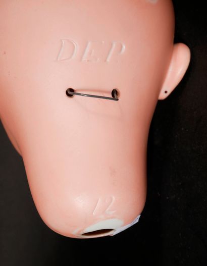 *DEP

Tête de poupée en porcelaine, yeux...