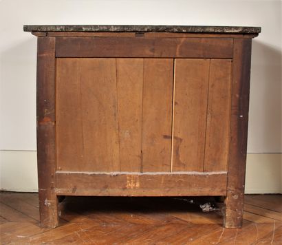 Petite commode en noyer à quatre tiroirs...