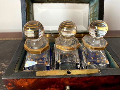 Boite à parfum en placage de ronce et bois...