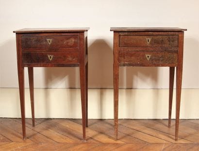 Deux tables de chevet en bois naturel à deux...