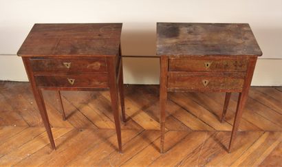 Deux tables de chevet en bois naturel à deux...