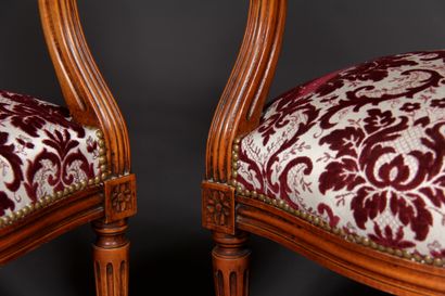 *Paire de fauteuils cabriolets à dossier...