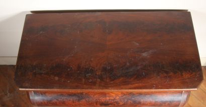 Commode de toilettes en placage d'acajou,...