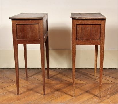Deux tables de chevet en bois naturel à deux...