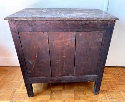 Commode en bois de placage à trois tiroirs...