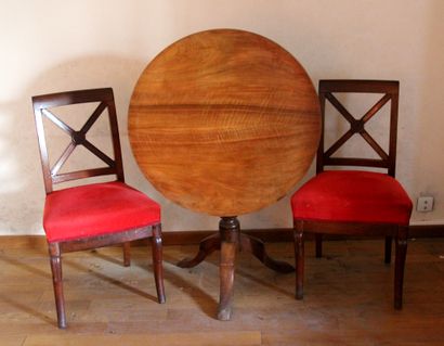 Lot :

- Guéridon quadripode en noyer à plateau...