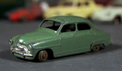 DINKY TOYS et autres

33 véhicules 1/43ème...