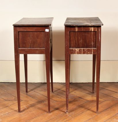 Deux tables de chevet en bois naturel à deux...