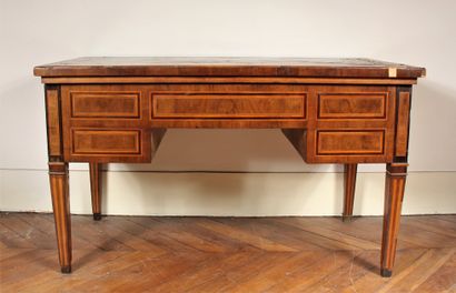 Bureau plat en placage d'acajou marqueté...