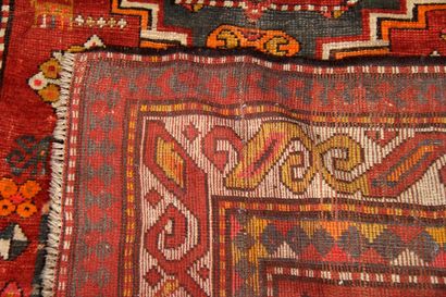 Tapis en laine polychrome à décor de trois...
