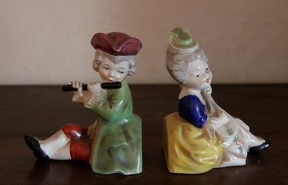 Paire de serres-livres en porcelaine polychrome...