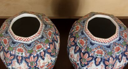 DELFT

Paire de vases balustres couverts...