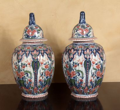 DELFT

Paire de vases balustres couverts...