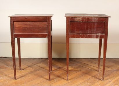 Deux tables de chevet en bois naturel à deux...