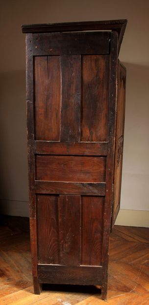 Petite armoire en bois naturel sculpté, XIXème...