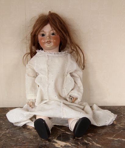 Poupée tête porcelaine SFBJ 301, corps composite

H...