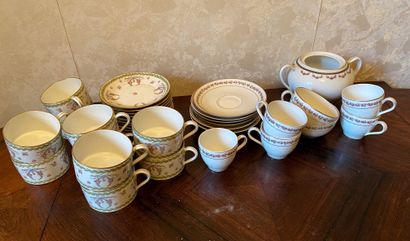 *Lot de tasses dépareillées en porcelaine...