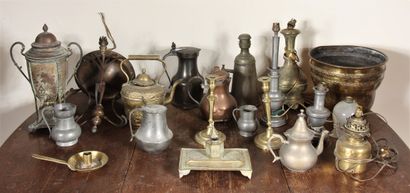 Lot divers en cuivre et étain dont un samovar...